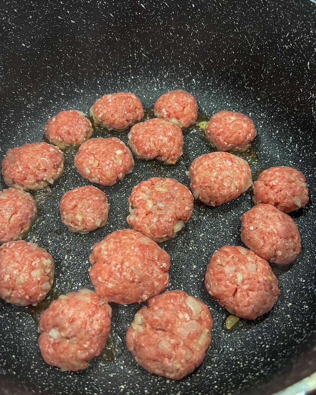 Hackbällchen in Paprika-Sahnesauce mit Bandnudeln | Rezeptliebe
